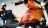 Fotografie motocyklu s oranžovou benzínovou nádrží