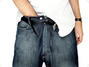 Fotografie muže, který má ruku v kalhotech