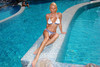 Eva Cifrová sedí na okraji bazénu
