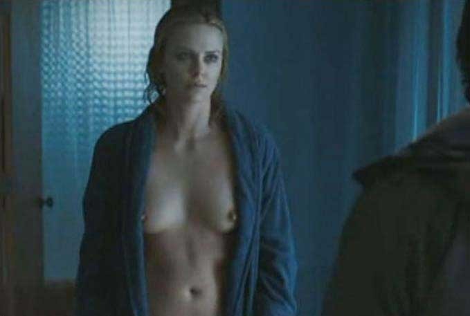 Krásná Charlize Theron ve filmu Spálené životy ukázala prsa