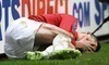 Fotbalista ležící na trávníku