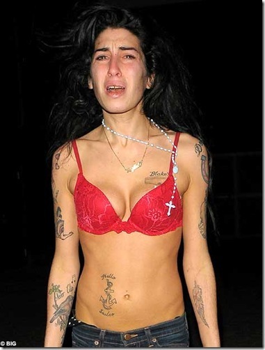 Amy Winehouse ukazuje své tetování