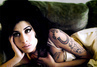 Amy Winehouse s tetováním na ruce a na prsu