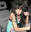 Amy Winehouse sedí uvnitř vozu