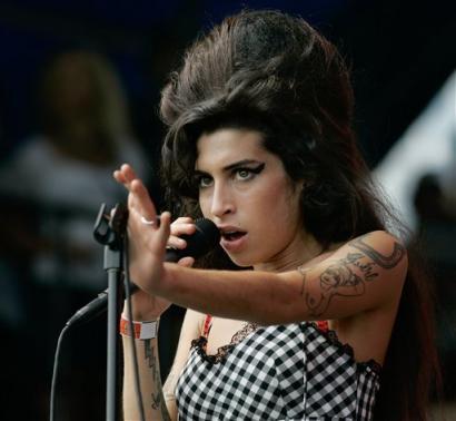 Amy Winehouse s tetováním na rukách