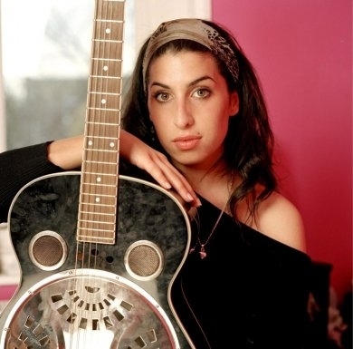 Amy Winehouse s kytarou