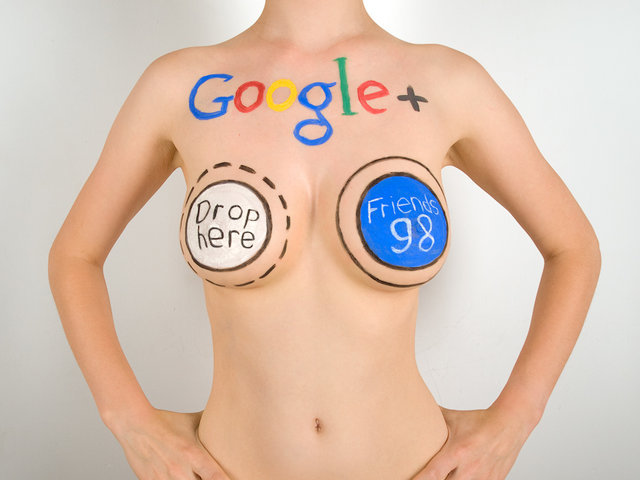 Nahé ženské tělo s barevným nápisem Google
