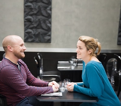 Muž se ženou sedí u stolu v příjemném rozhovoru