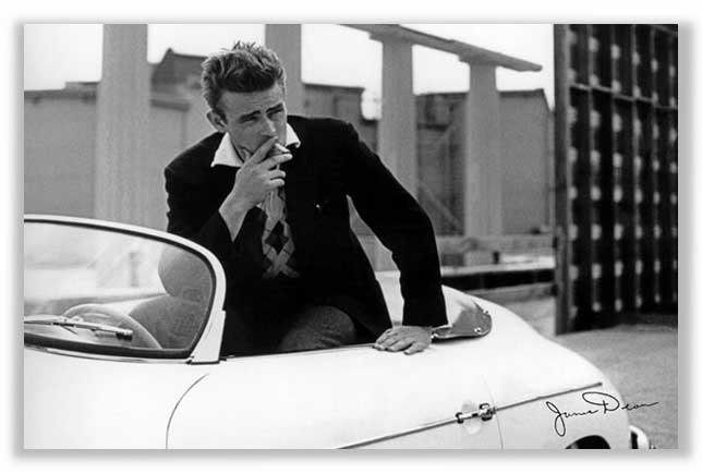 Černobílá fotografie zesnulého herce Jamesa Deana v jeho automobilu