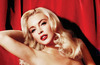 Lindsay Lohan s blond vlasy a výraznou červenou rtěnkou
