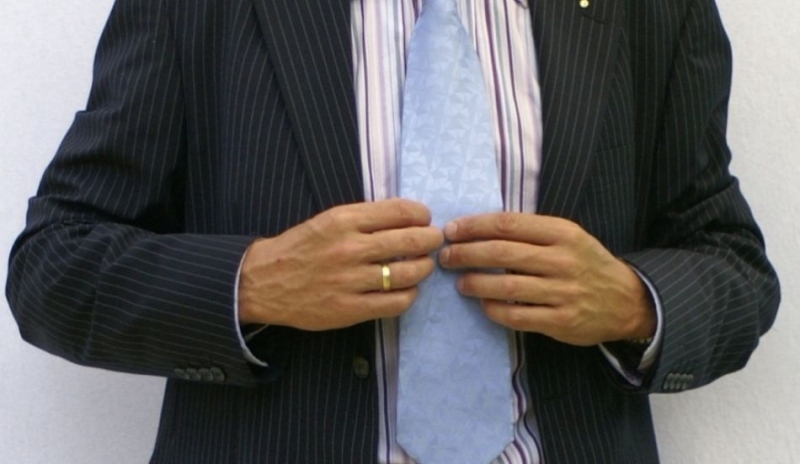 Fotografie muže v saku s modrou kravatou