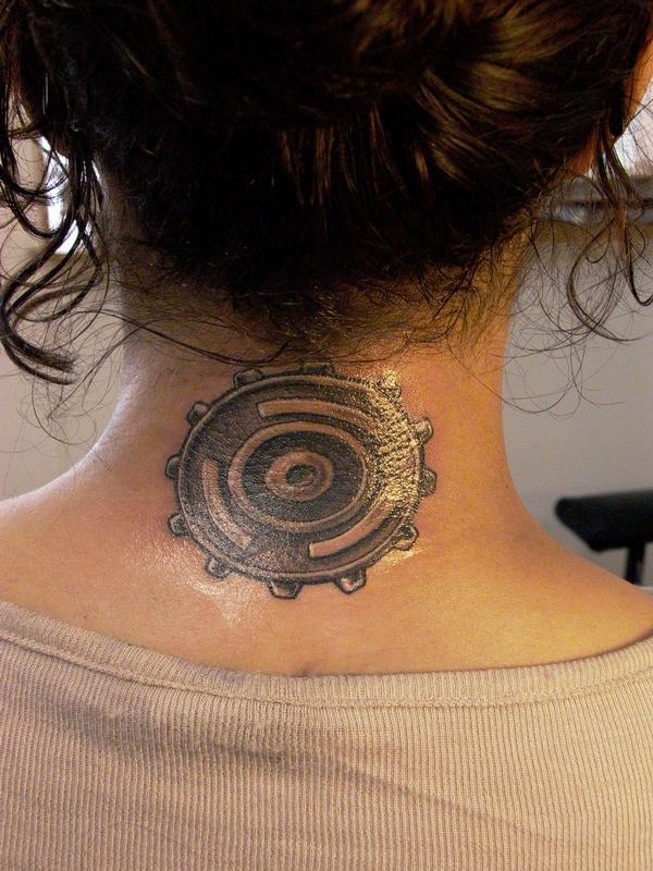 Fotografie ženy s tetováním na krku