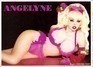Blonďatá Angelyne ve fialovém spodním prádle