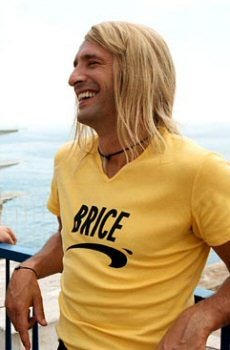 Muž ve žlutém triku s nápisem Brice