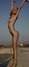 Fotografie nahé ženy na pláži