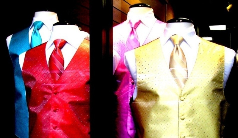 Fotografie zobrazující barevné pánské vesty