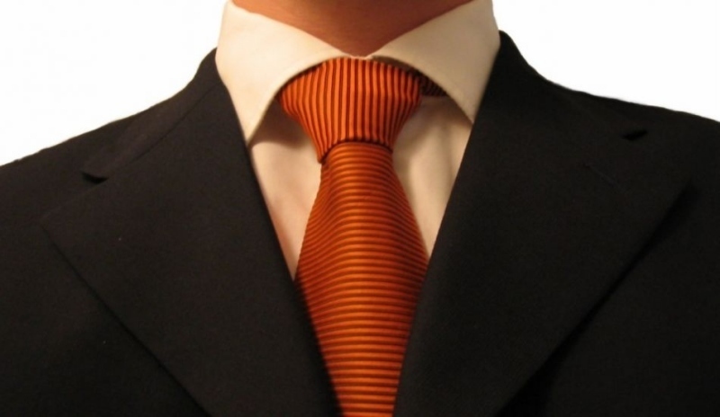 Fotografie pánského obleku s oranžovou kravatou