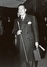Černobílý obrázek muže v kabátě