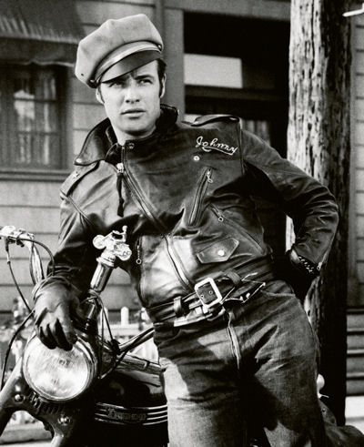 Marlon Brando opřený o motorku