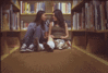 Dvě ženy sedící v knihovně