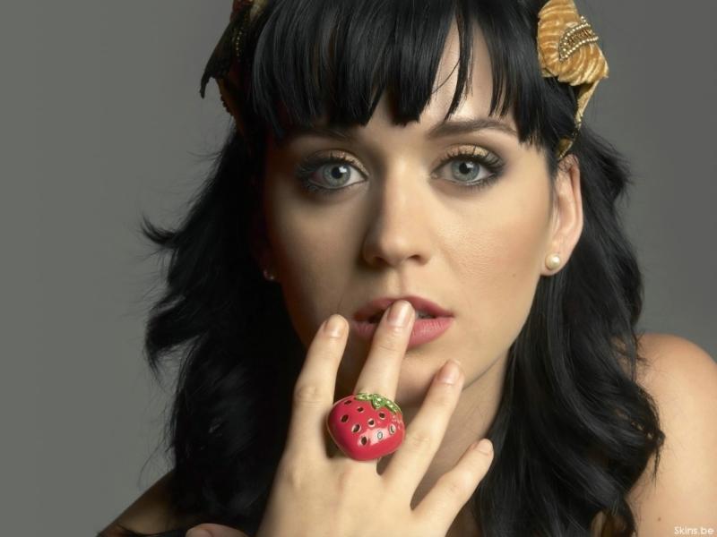 Katy Perry s jahodou na prstu
