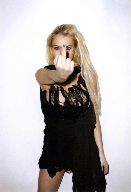 Lindsay Lohan se vztyčeným prostředníkem na ruce