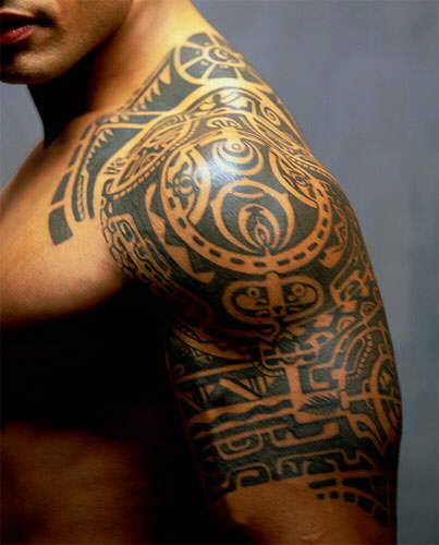 Detailní záběr na muže s tetováním