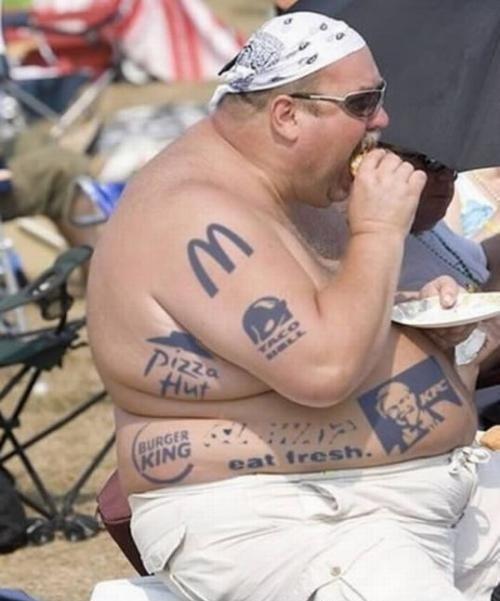 Snímek obézního muže s tetováním na těle