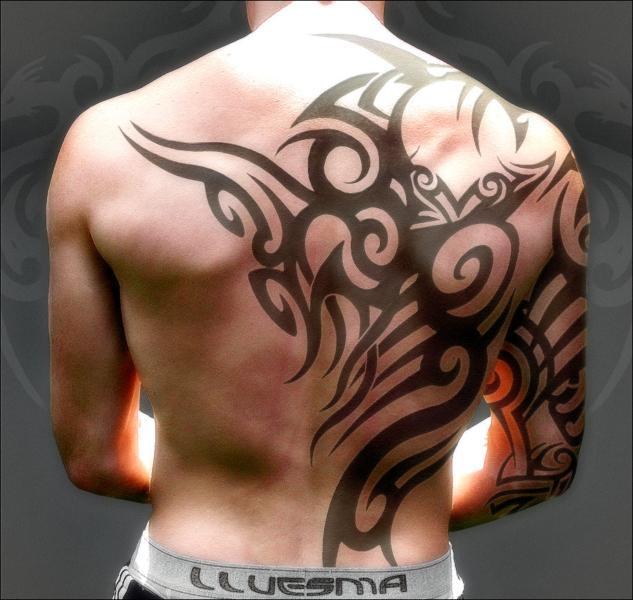 Fotografie zobrazující tetování na zádech