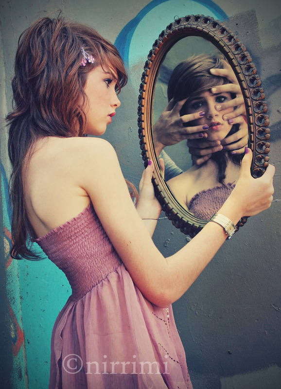 Fotografie ženy prohlížející se v zrcadle