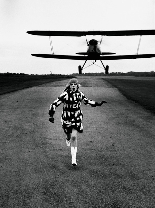 Žena běžící před letadlem