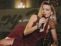 Michelle Pfeiffer zpívá do mikrofonu