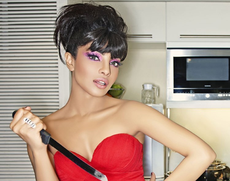 Sexy Priyanka Chopra s nožem v ruce