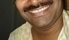 Fotografie mužské tváře s knírem a úsměvem na rtech