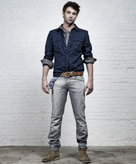 Obrázek muže v džínovém oblečení
