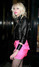 Fotografie blondýny v černé kožené bundě, růžové sukni a černých síťovaných punčochách