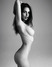 Černobílá fotografie nahé ženy