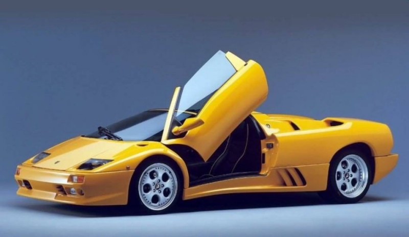 Superautomobil Lamborghini žluté barvy