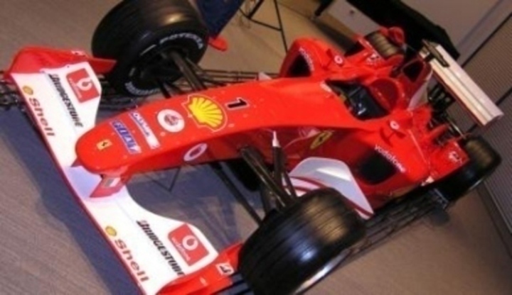 Detailní přední pohled na formuli F1