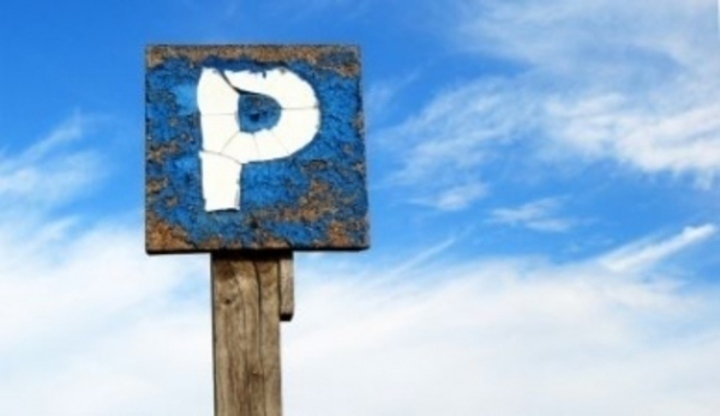 Značka upozorňující na parkoviště pro osobní auta