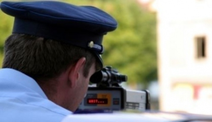 Policista měřící rychlostní přestupky automobilů