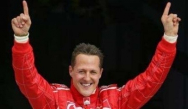 Michael Schumacher a jeho vítězné gesto  po závodech formule 1