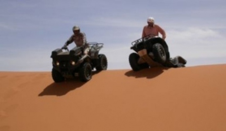 Čtyřkolky brázdící pouštní duny