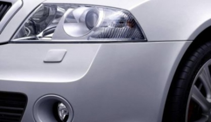Osobní automobil Škoda Octavia a boční pohled na přední světla