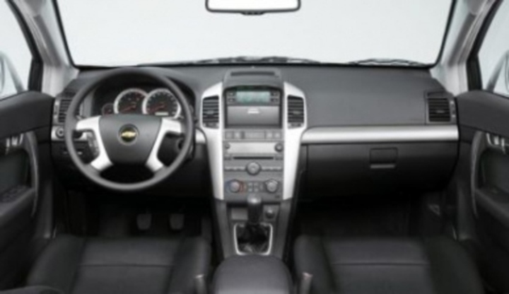 Osobní automobil Chevrolet Captiva a její vnitřní interiér