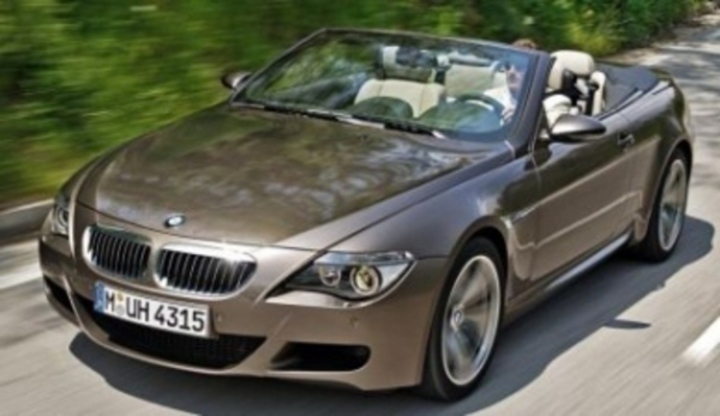 Osobní automobil značky BMW M6 Convertible při letní venkovní projížďce