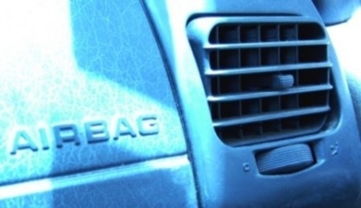 Detailní záběr na airbag uvnitř interiéru auta