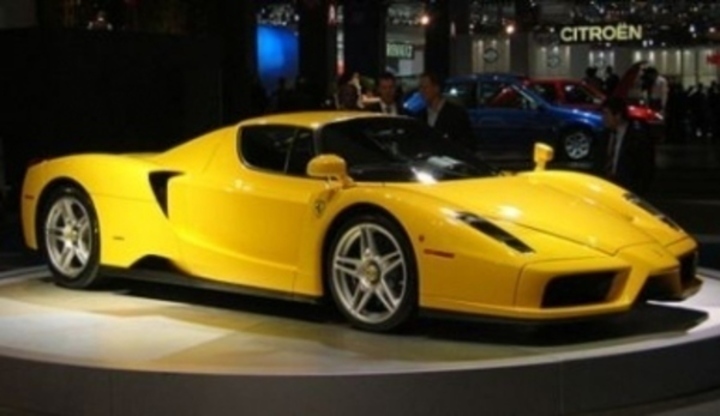 Osobní automobil Ferrari Enzo na výstavě automobilů