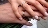 Fotografie snubních prstýnků na prstech