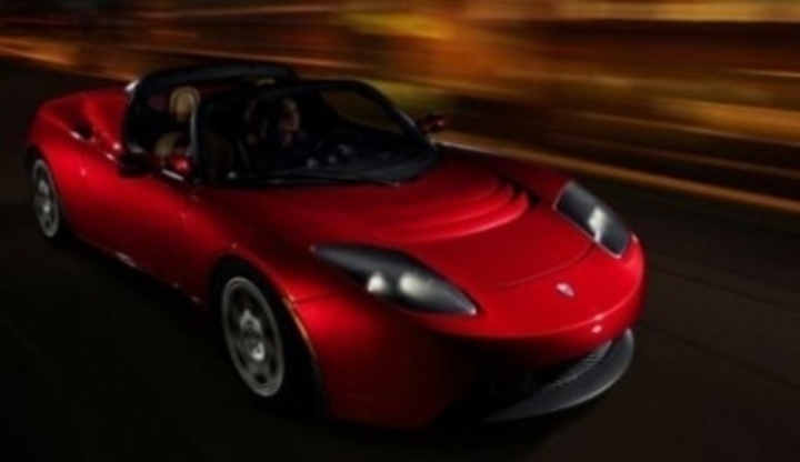 Osobní automobil Tesla Roadster a průjezd zatáčkou